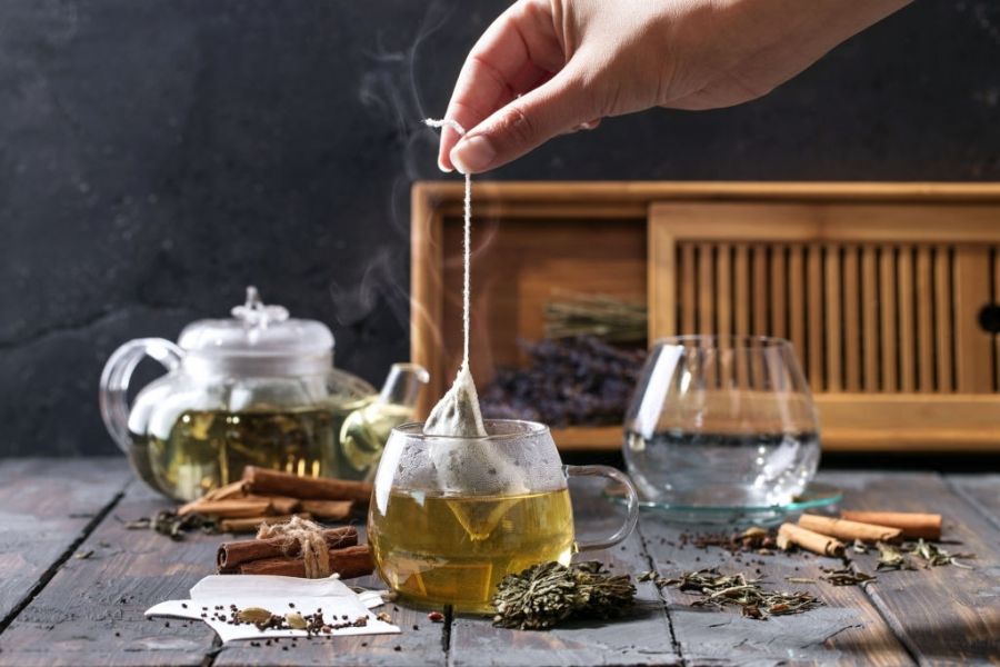 دمنوش‌ میوه‌ای برای فصول گرم دکتر عارف