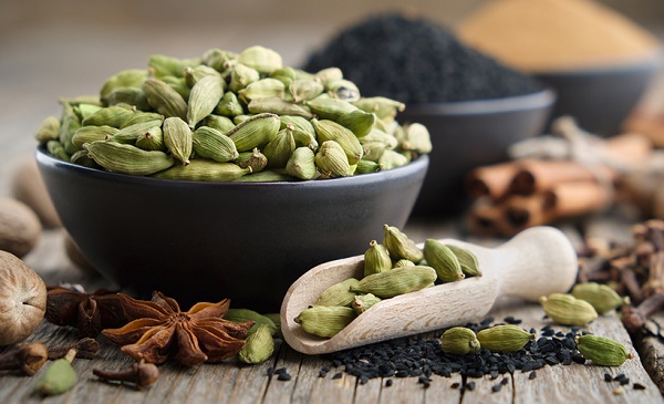 درمان خانگی ریزش مو با هل در طب سنتی